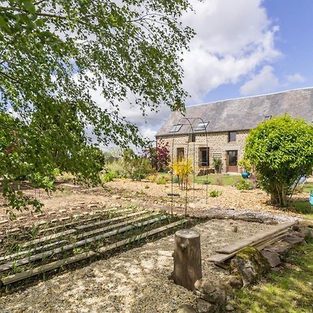 Savigny-le-Vieux Le Jardin Des Fees B&B 외부 사진