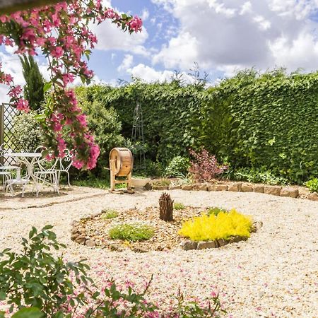 Savigny-le-Vieux Le Jardin Des Fees B&B 외부 사진