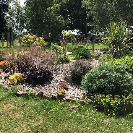Savigny-le-Vieux Le Jardin Des Fees B&B 외부 사진