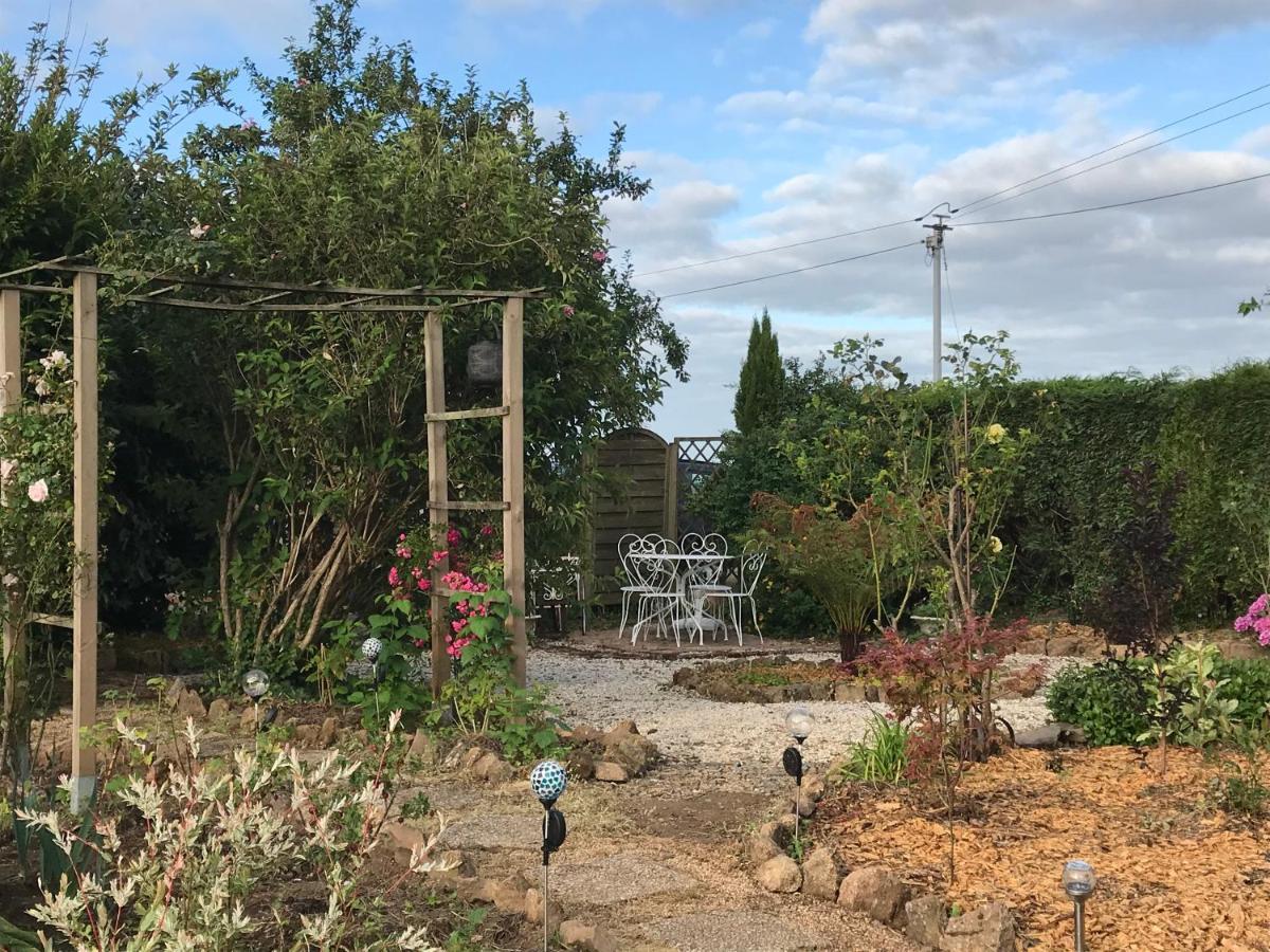 Savigny-le-Vieux Le Jardin Des Fees B&B 외부 사진