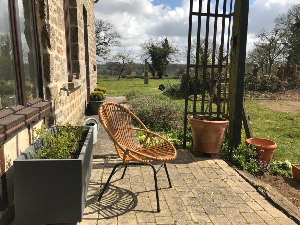 Savigny-le-Vieux Le Jardin Des Fees B&B 외부 사진