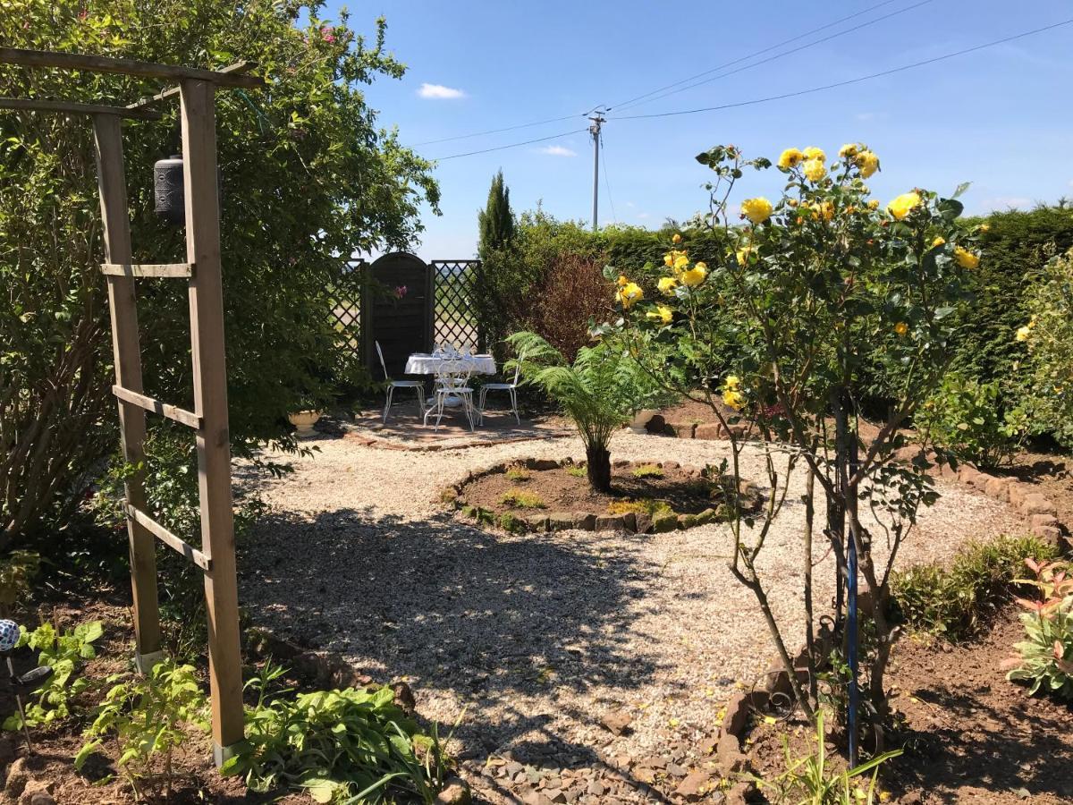 Savigny-le-Vieux Le Jardin Des Fees B&B 외부 사진