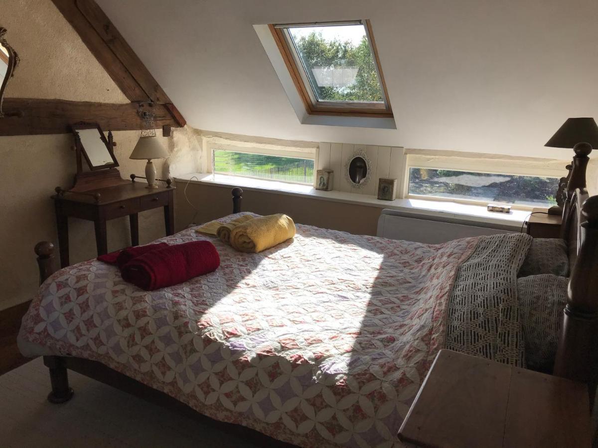 Savigny-le-Vieux Le Jardin Des Fees B&B 외부 사진