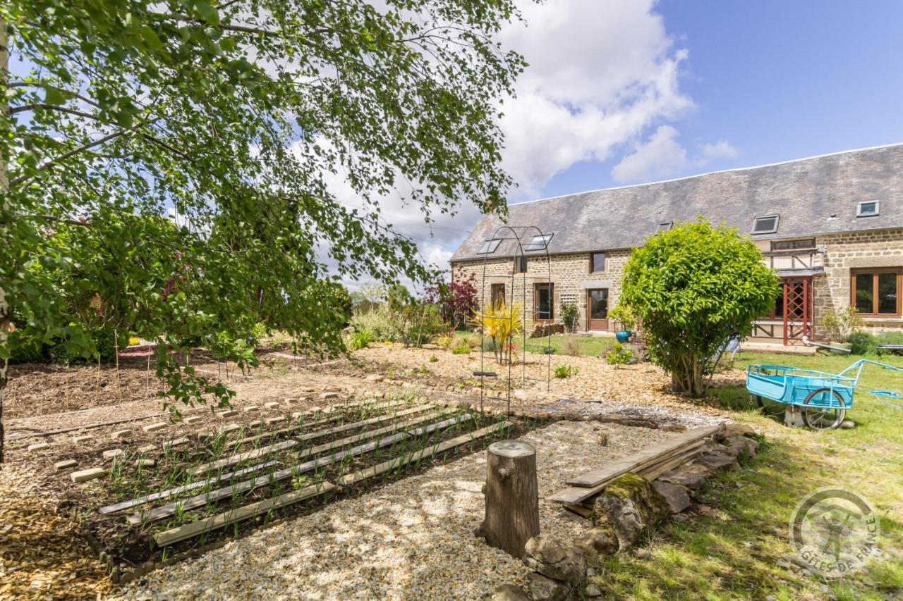 Savigny-le-Vieux Le Jardin Des Fees B&B 외부 사진