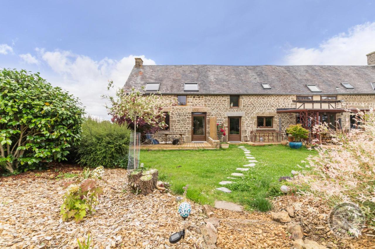 Savigny-le-Vieux Le Jardin Des Fees B&B 외부 사진