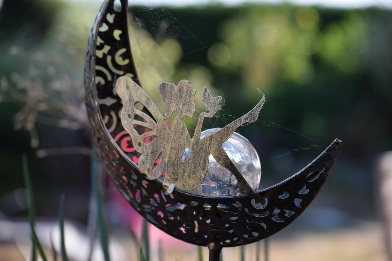 Savigny-le-Vieux Le Jardin Des Fees B&B 외부 사진
