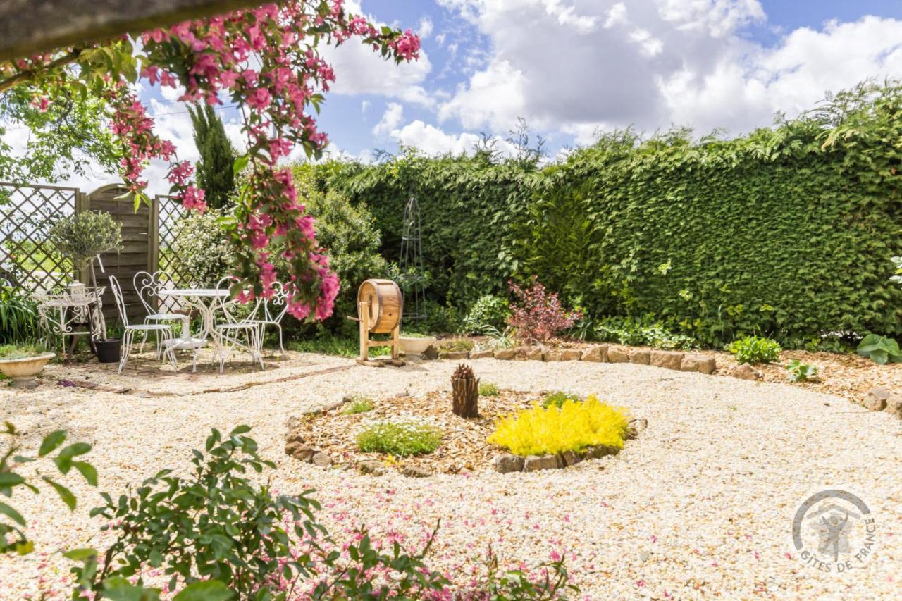Savigny-le-Vieux Le Jardin Des Fees B&B 외부 사진