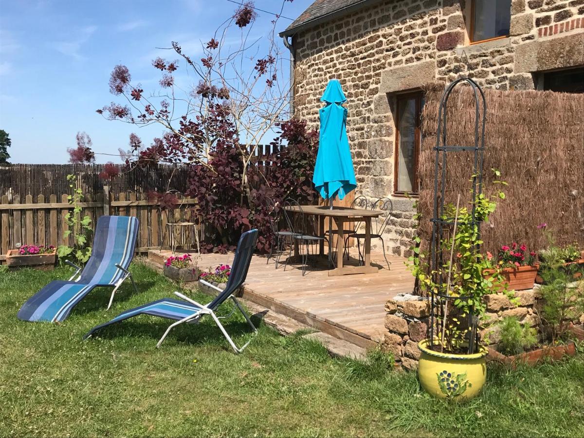 Savigny-le-Vieux Le Jardin Des Fees B&B 외부 사진